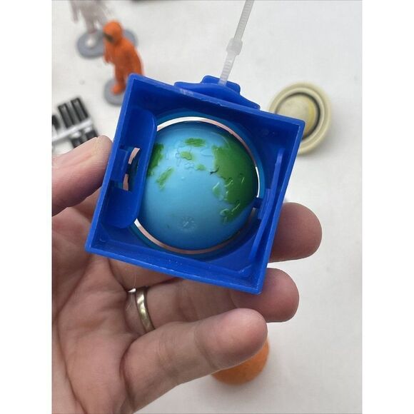 Safari NASA Astronauts Figures Planets and Accessories Toy Figures - Picture 10 of 12